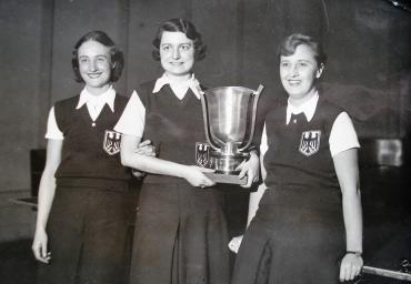 8b 1933 Weltmeisterinnen in Paris mit Corbillon-Cup Felguth Krebsbach Müller-Rüster